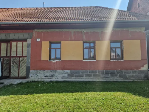 Fasáda vidieckeho domu Bzovská Lehôtka