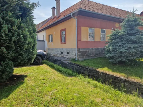 Fasáda vidieckeho domu Bzovská Lehôtka