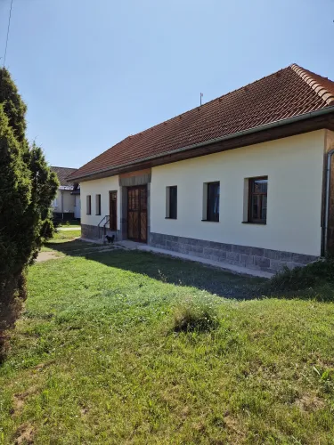 Fasáda vidieckeho domu Bzovská Lehôtka